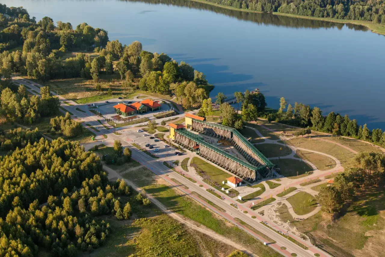 Gołdap uzdrowisko: imponująca tężnia solankowa i jezioro otoczone zielenią.