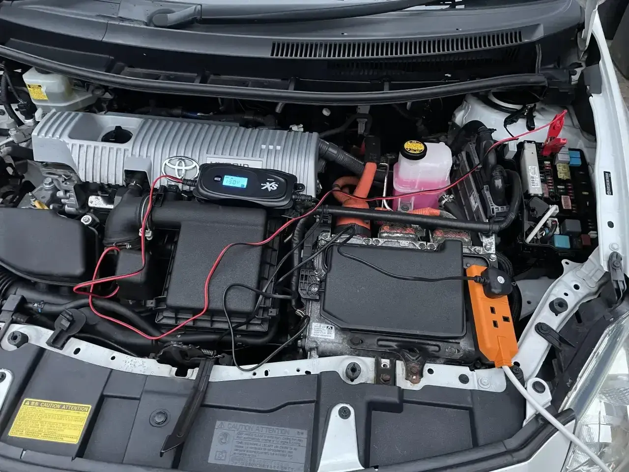 Silnik Toyota Yaris Hybrid. Akumulator 12V znajduje się pod maską, po prawej stronie, obok skrzynki bezpieczników.