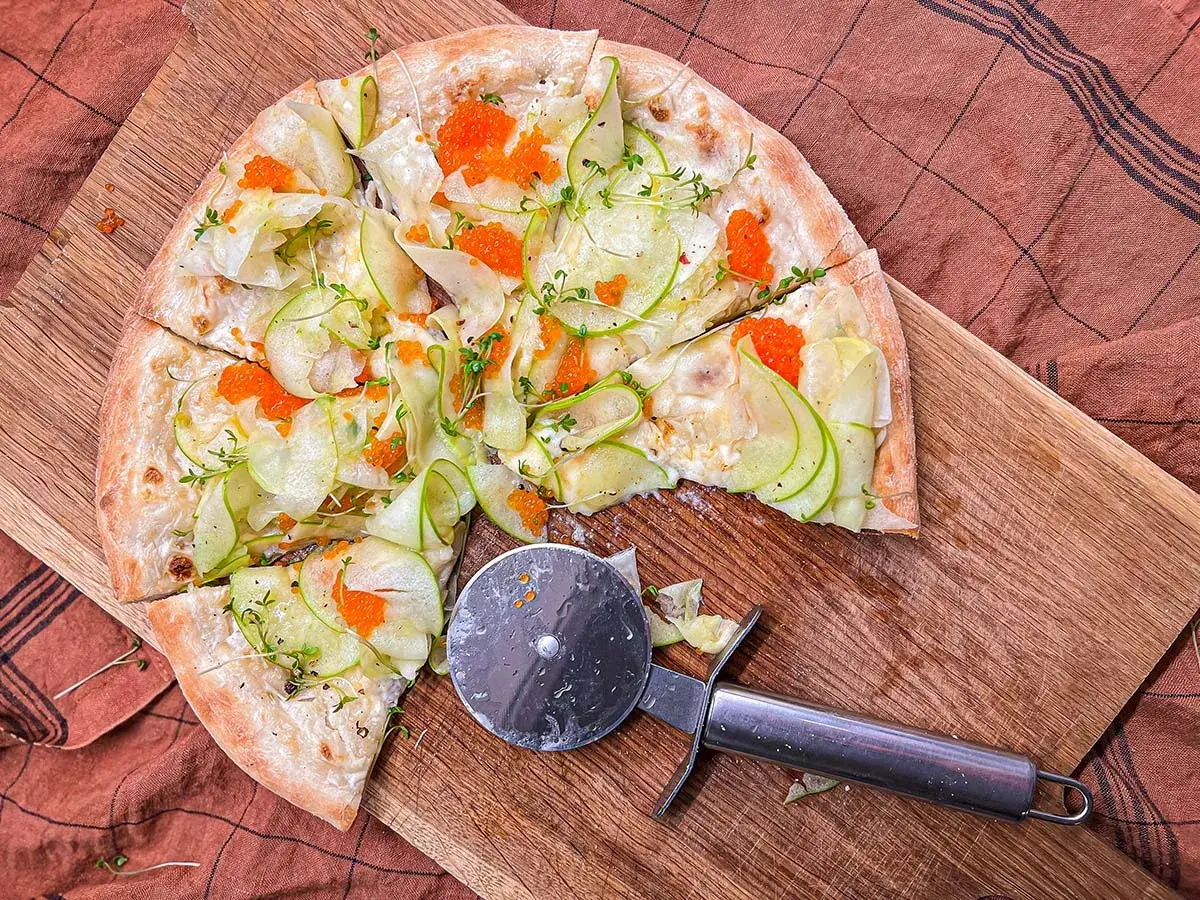 En pizza med äpple, rom och örter. Perfekt för roliga saker att baka!