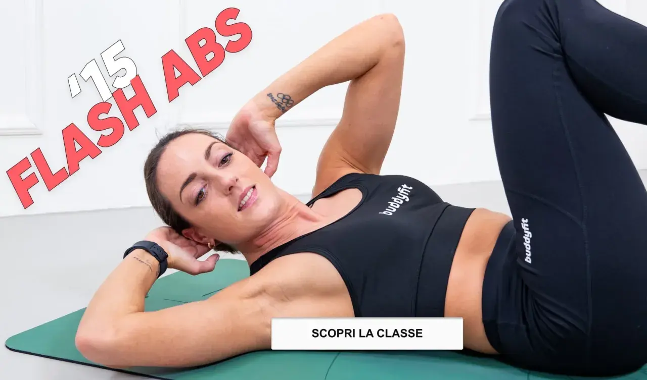 Donna in tenuta sportiva esegue crunch per migliorare il tono muscolare addominale. Testo "15 FLASH ABS" in sovrimpressione.