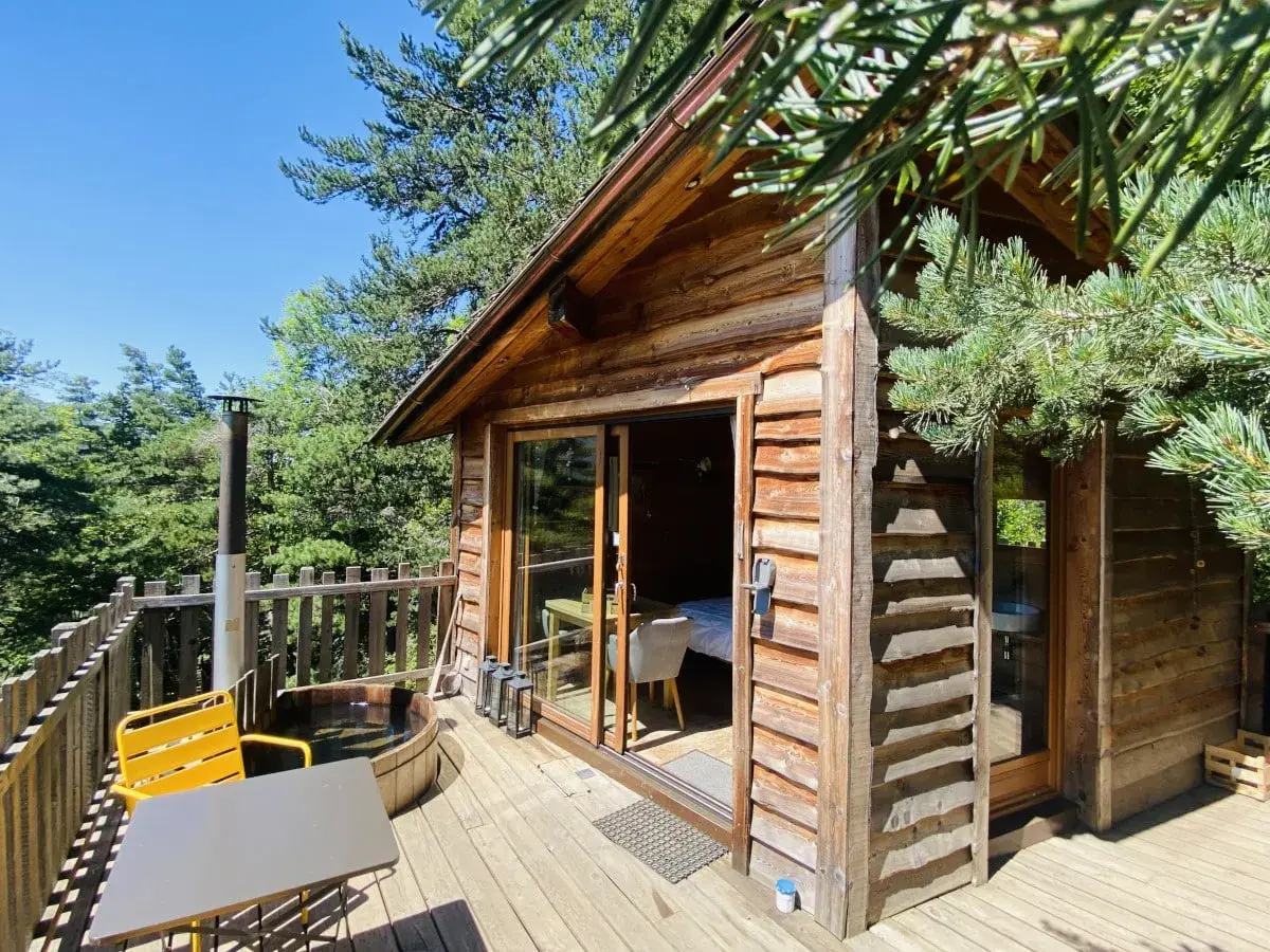 Charmante cabane en bois en Haute-Savoie, avec jacuzzi extérieur et vue sur la forêt. Parfait pour une escapade nature.