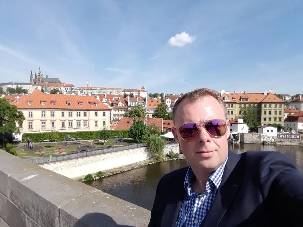Praga zachwyca! Zastanawiasz się, co warto kupić w Pradze? Oprócz pamiątek, warto zobaczyć zamek i Muzeum Kafki.