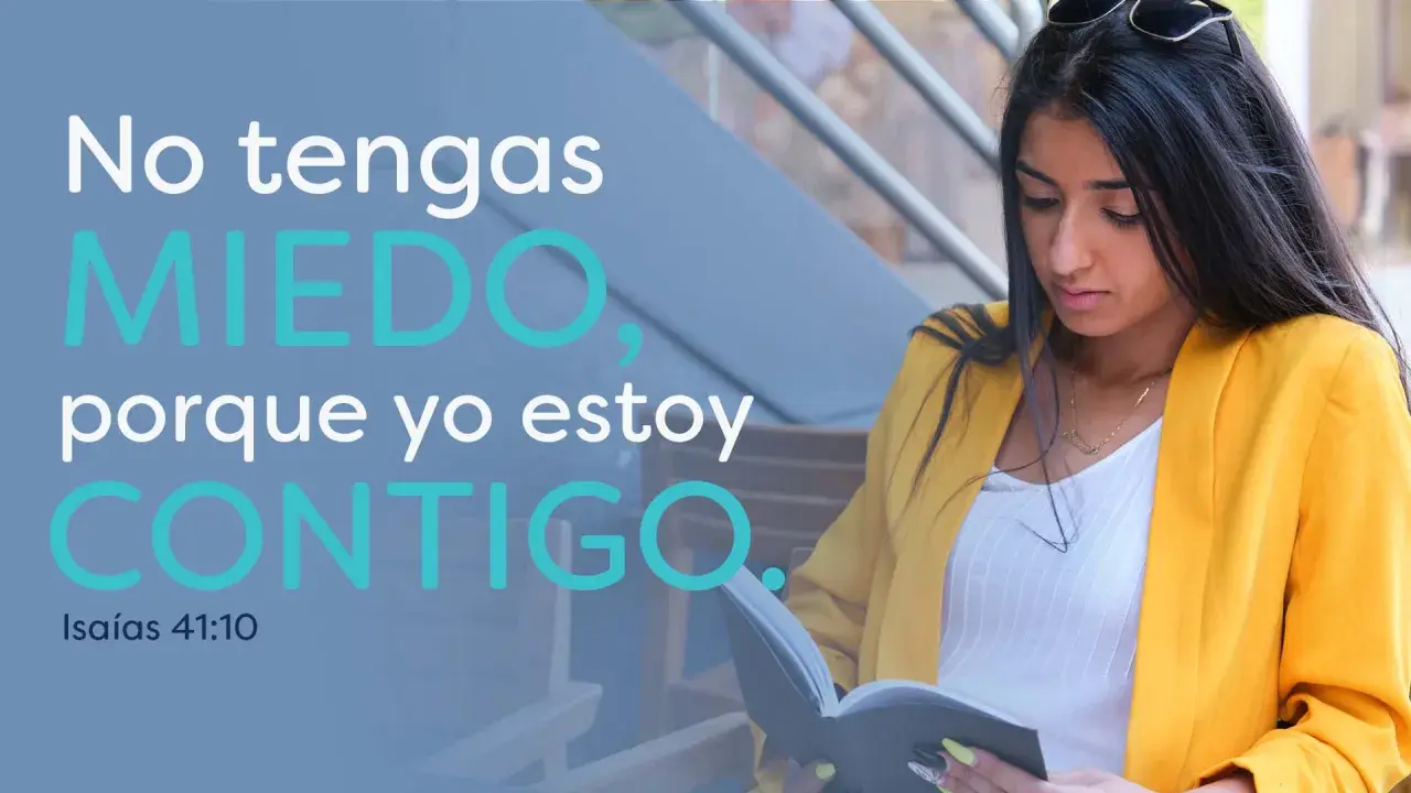 Joven leyendo, con texto "No tengas MIEDO, porque yo estoy CONTIGO. Isaías 41:10". Versículos para mujeres.