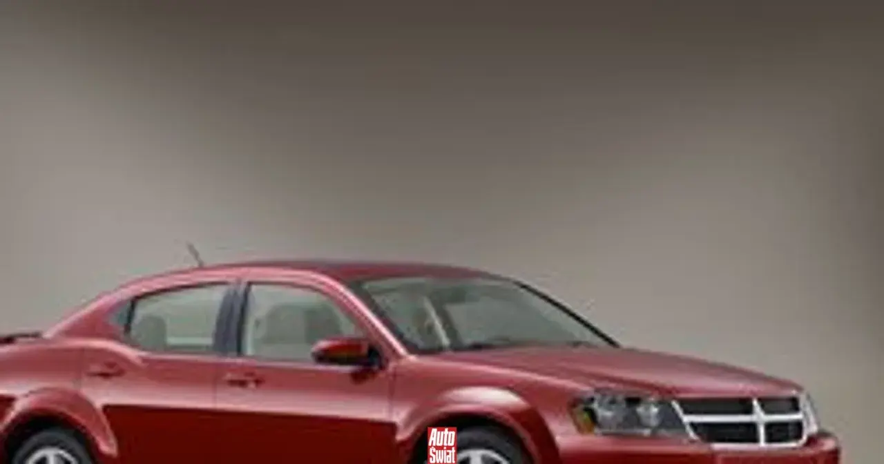 Czerwony Dodge Avenger, model z linii stratus, prezentuje się elegancko na neutralnym tle.