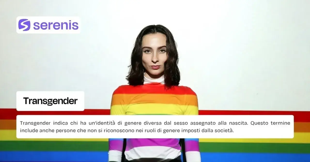 Ragazza con maglia arcobaleno, simbolo di transizione di genere e inclusione.