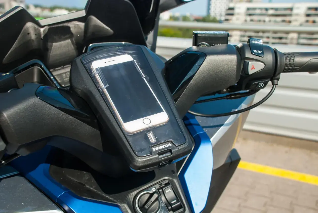 Uchwyt na telefon Honda Forza 125 z wbudowanym portem USB, gotowy na każdą podróż.