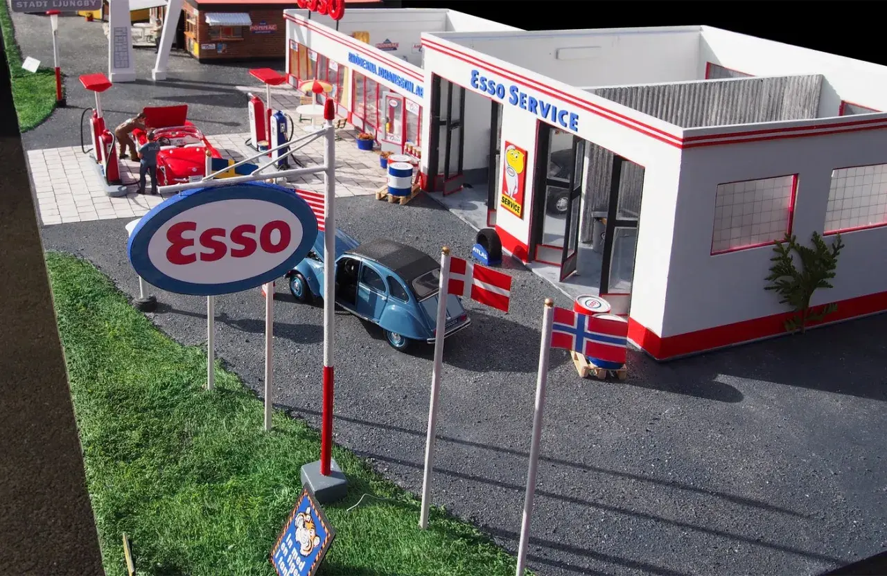En miniatyr av en Esso-mack i Sverige med bilar, pumpar och flaggor.