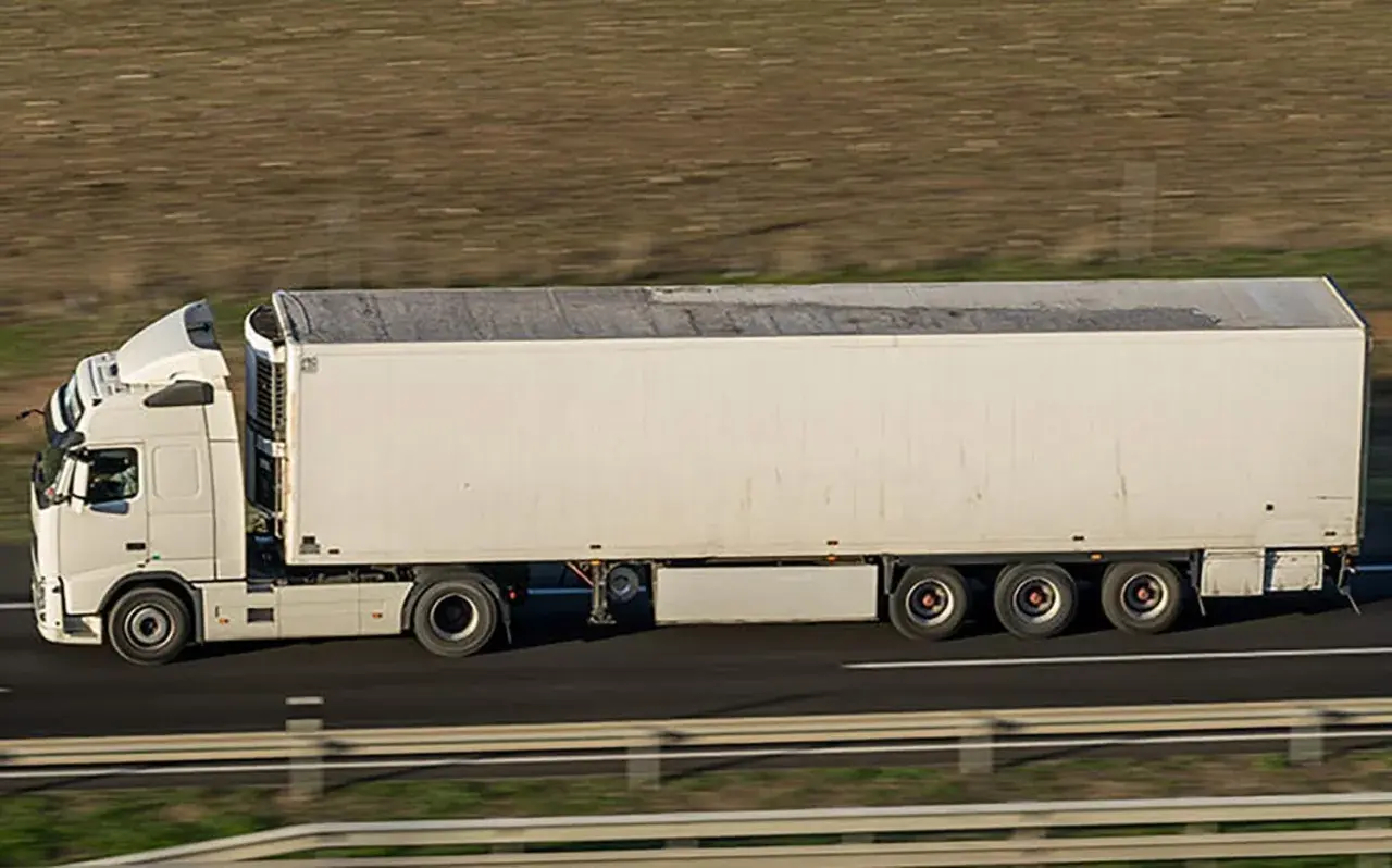 Weißer Sattelzug fährt auf Autobahn. Ein fleißiger linehaul agent sorgt für pünktliche Lieferung.