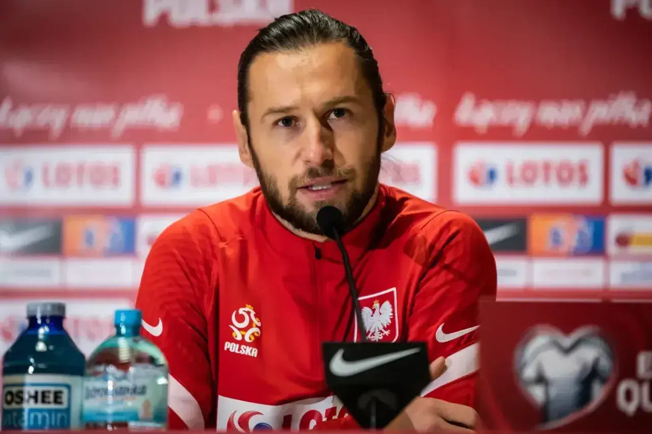 Grzegorz Krychowiak, w koszulce reprezentacji Polski, podczas konferencji prasowej. Gdzie gra? W kadrze narodowej!