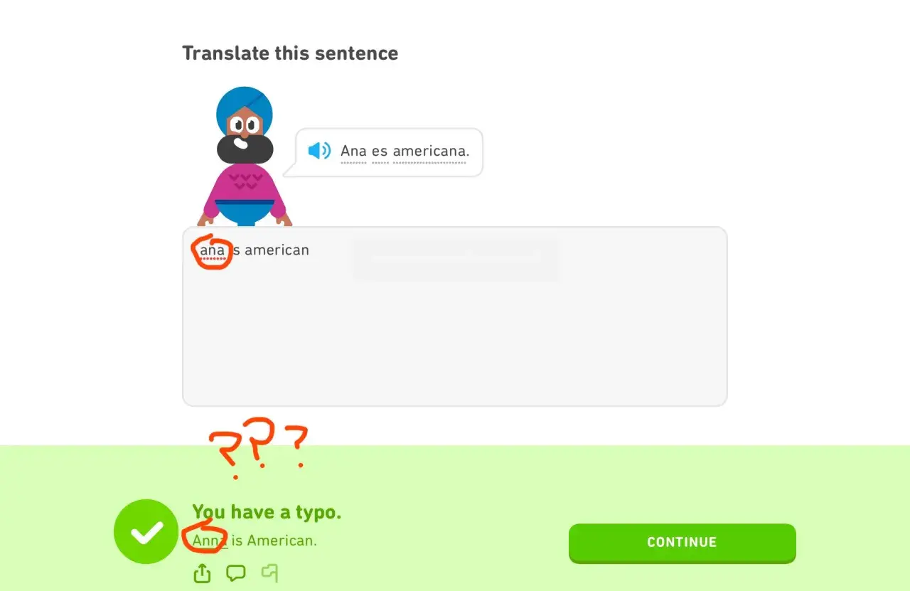 El personaje de Duolingo señala un error tipográfico en la traducción de nombres españoles en inglés: "Ann" en lugar de "Ana".