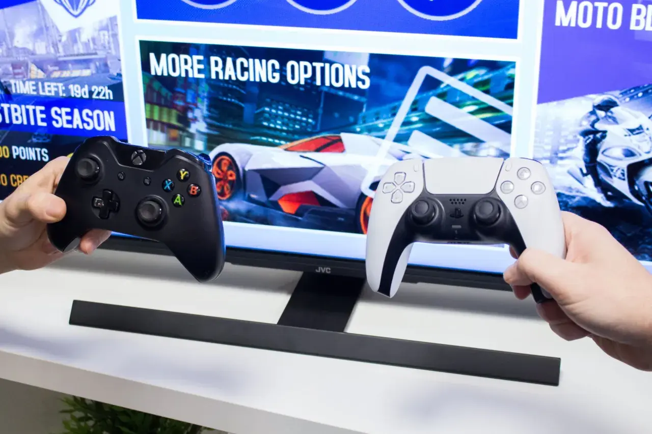 Dwa kontrolery, czarny Xbox i biały PlayStation, gotowe do gry. Dowiedz się, jak sparować pada z telewizorem, by rozpocząć wyścigi.