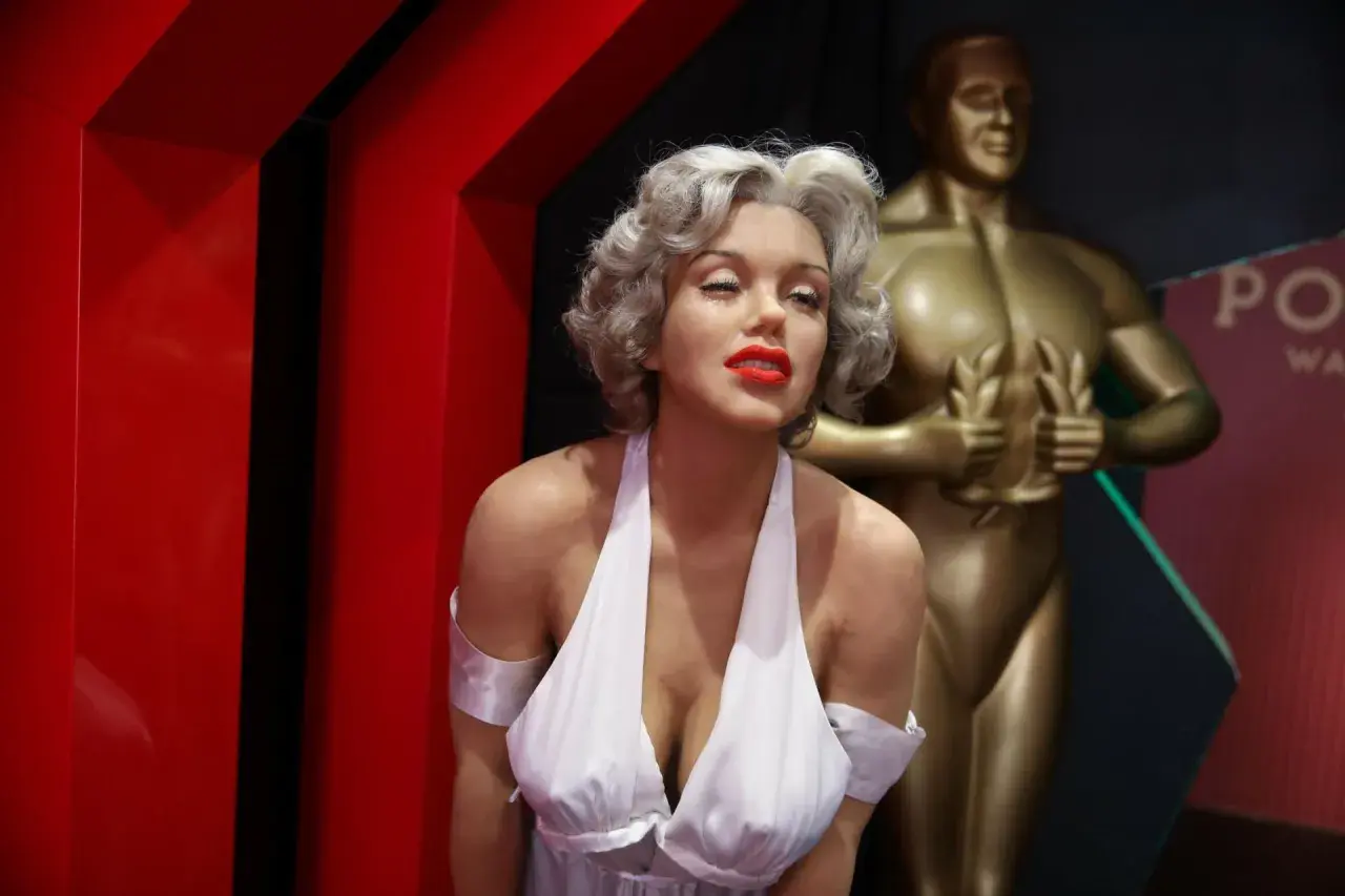 Marilyn Monroe w białej sukni, obok statuetki Oscara. Wizyta w muzeum figur woskowych Kraków to podróż przez historię kina.