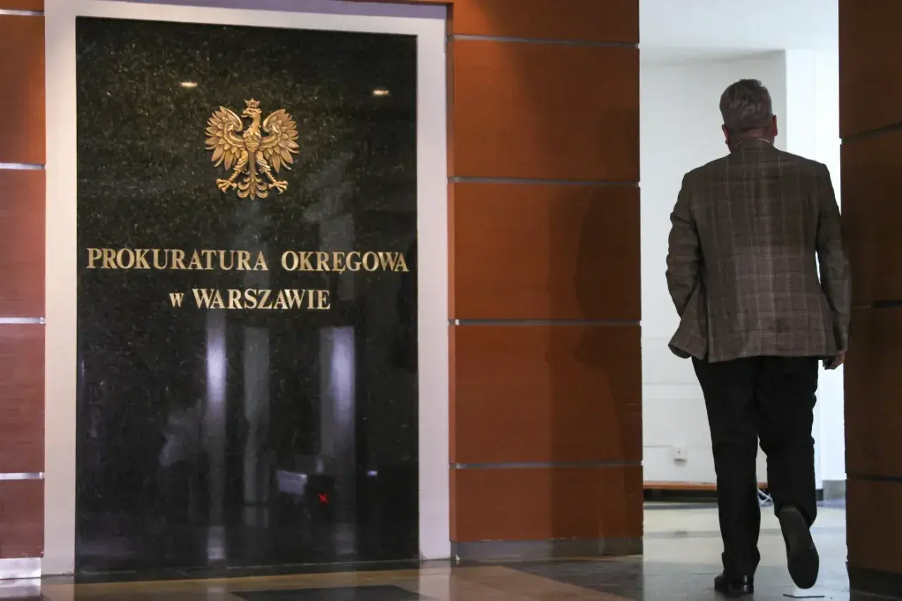 Mężczyzna w garniturze wchodzi do Prokuratury Okręgowej w Warszawie. Protokół powypadkowy sporządza się w terminie nie późniejszym niż.