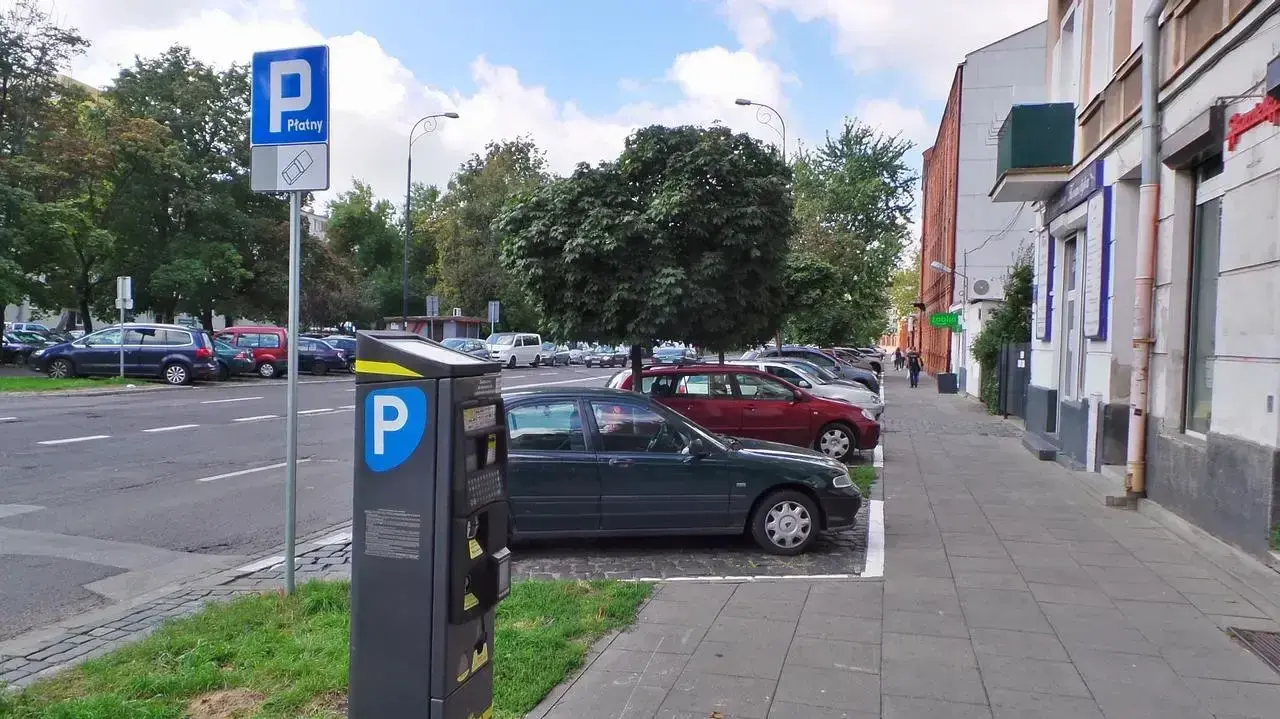 Parkowanie na chodniku: 1,5m, 2,5t i kary. Czy parkujesz legalnie?