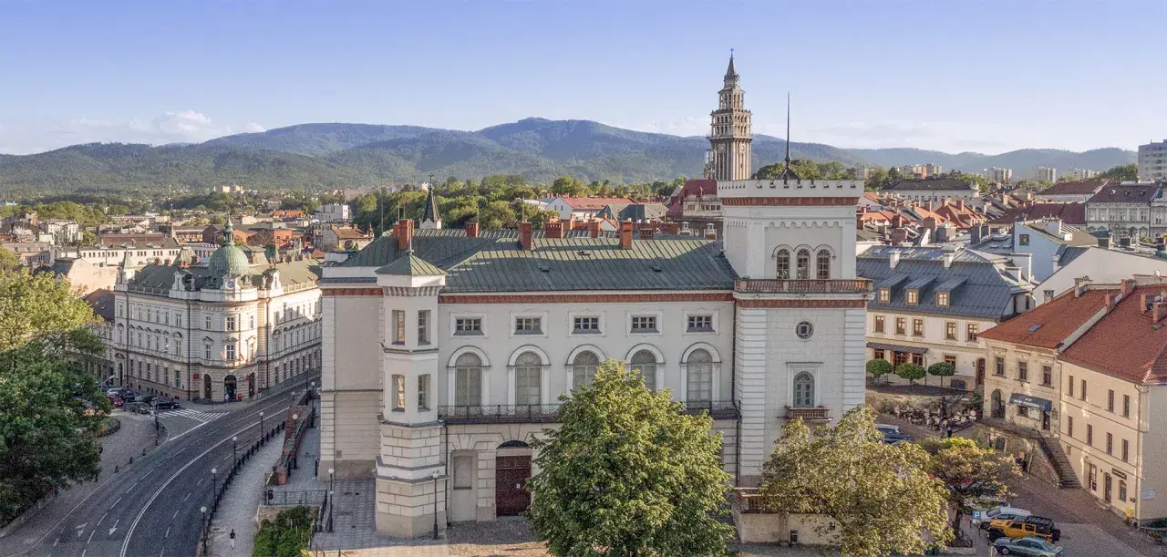 Widok na rynek w Bielsku-Białej z górującym nad nim Zamkiem Sułkowskich i wieżą ratuszową.