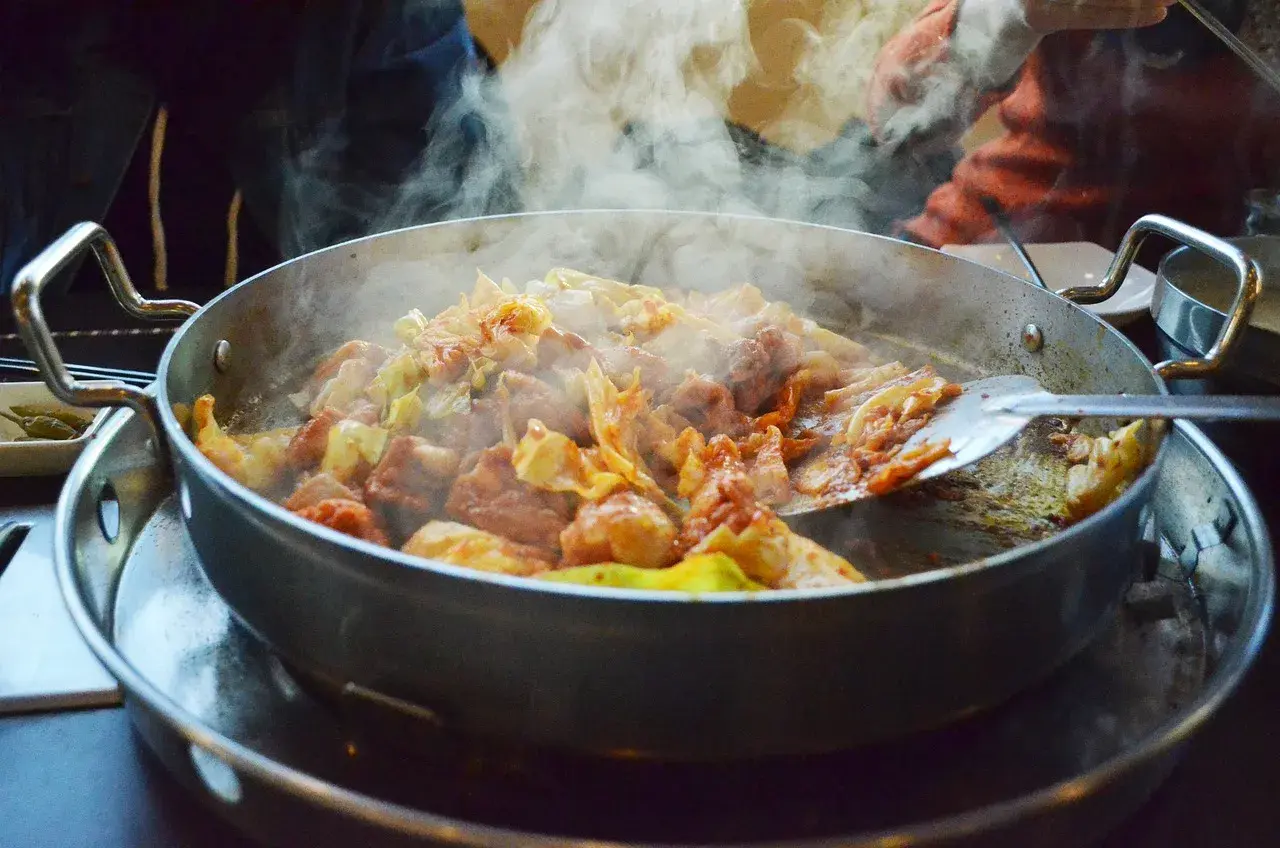 Jak ugotować makaron Chow Mein? Perfekcyjny i nieklejący się!