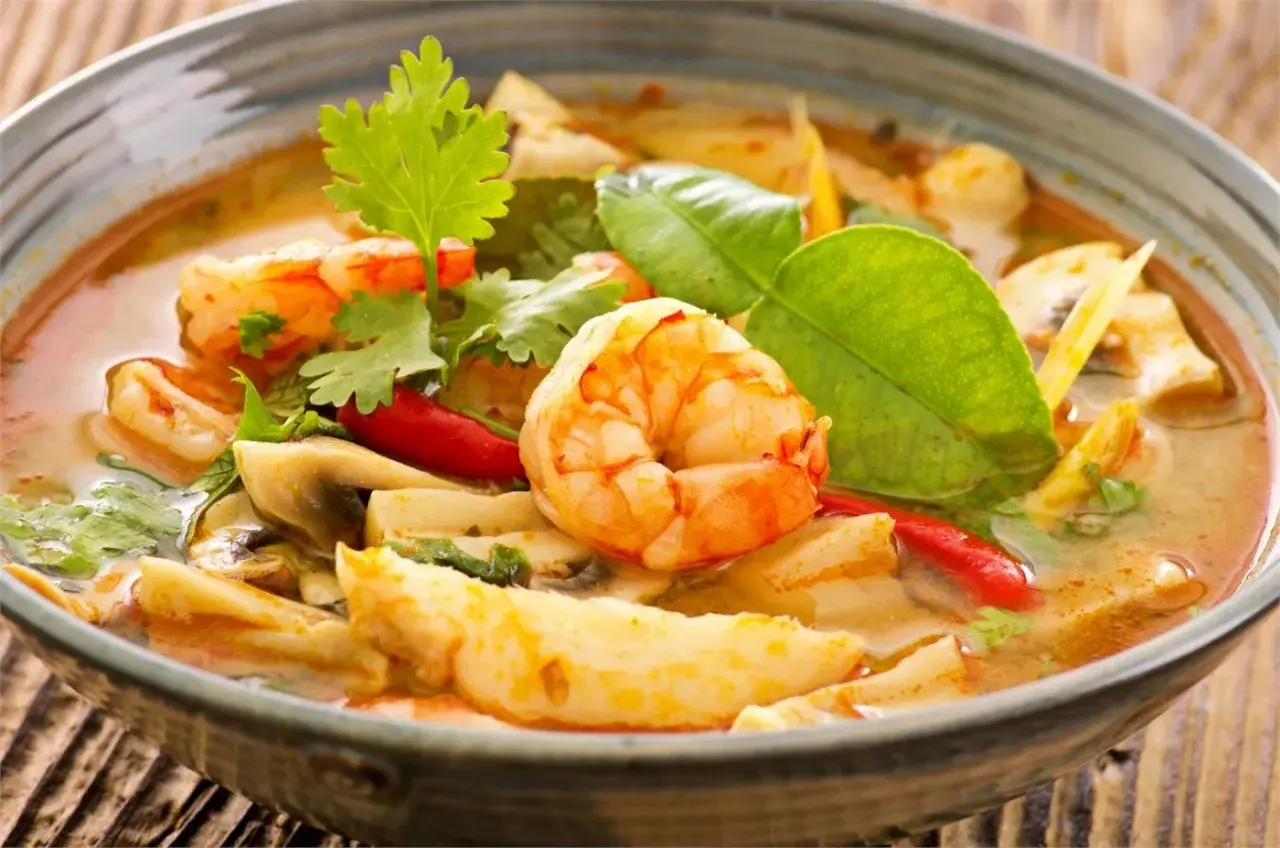 Aromatyczna zupa z krewetkami i mlekiem kokosowym, z dodatkiem grzybów, chili i świeżej kolendry.