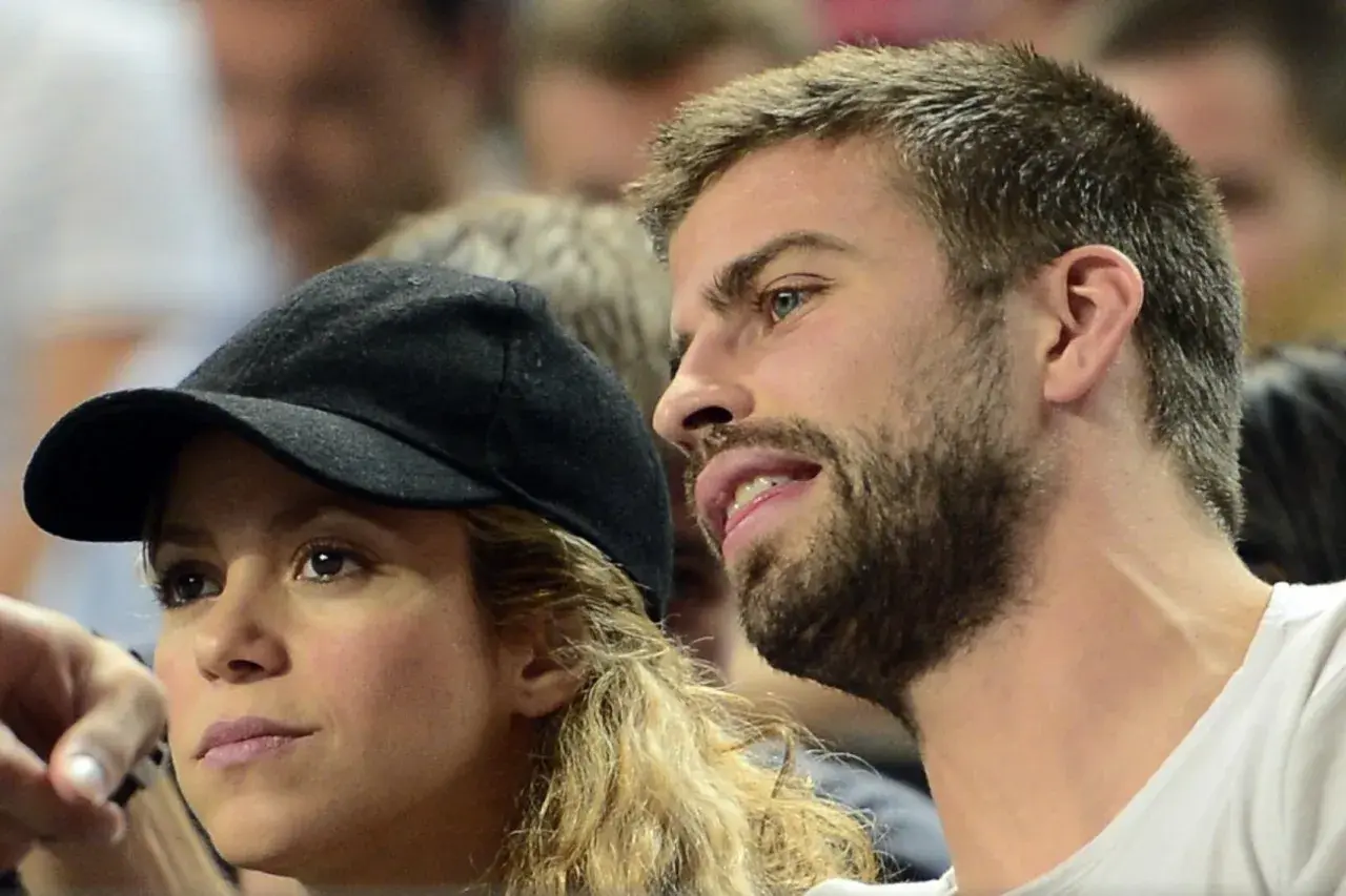 Kulisy rozstania znanej pary sportowca i piosenkarki. Gerard Piqué i Shakira w bliskim ujęciu, zamyśleni.
