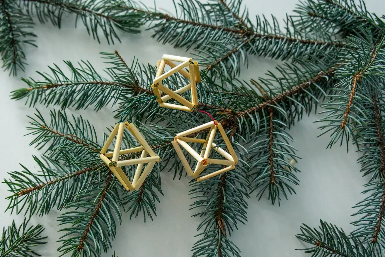 Ozdoby choinkowe ze słomy: przewodnik DIY krok po kroku