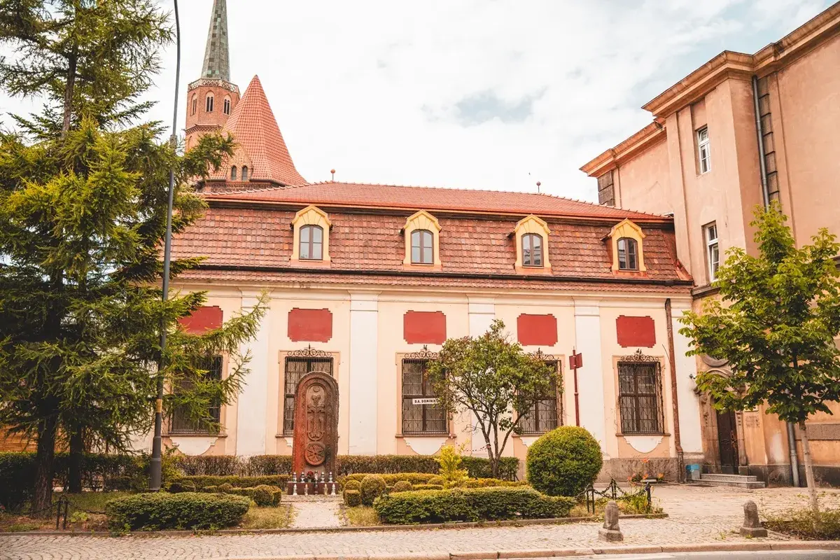 Barokowe budynki z czerwonymi dachami i ozdobnymi elementami, przypominające o bogactwie sztuki i architektury tamtej epoki.