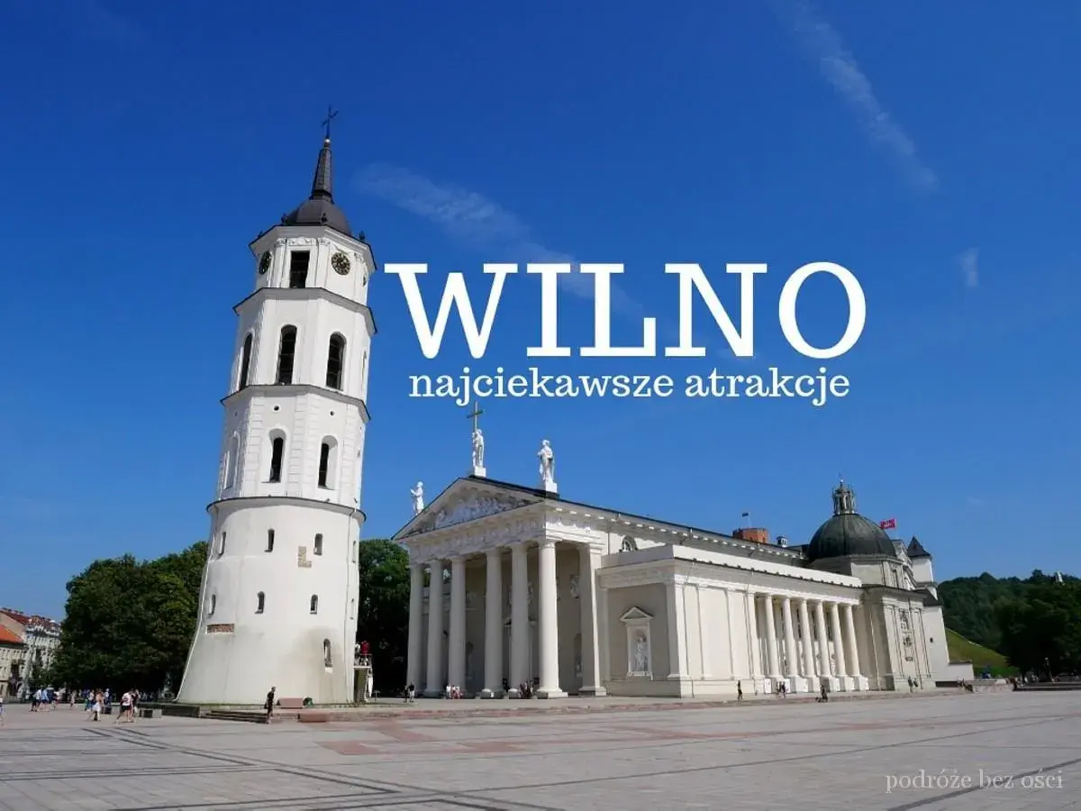 Wilno: Katedra i dzwonnica, jedne z najciekawszych atrakcji turystycznych Litwy, na tle błękitnego nieba.