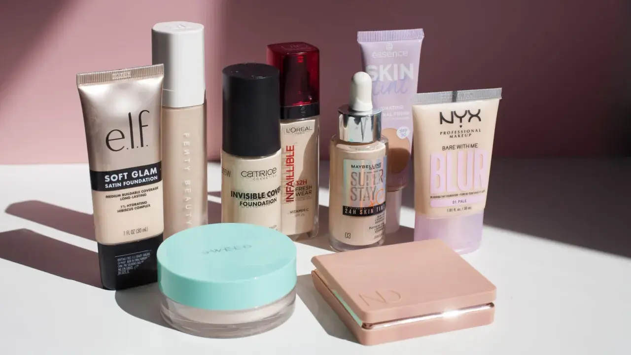 Verschiedene Foundations und Make-up-Produkte von Marken wie Elf, Fenty Beauty, Catrice, L'Oréal, Maybelline, Essence und NYX.
