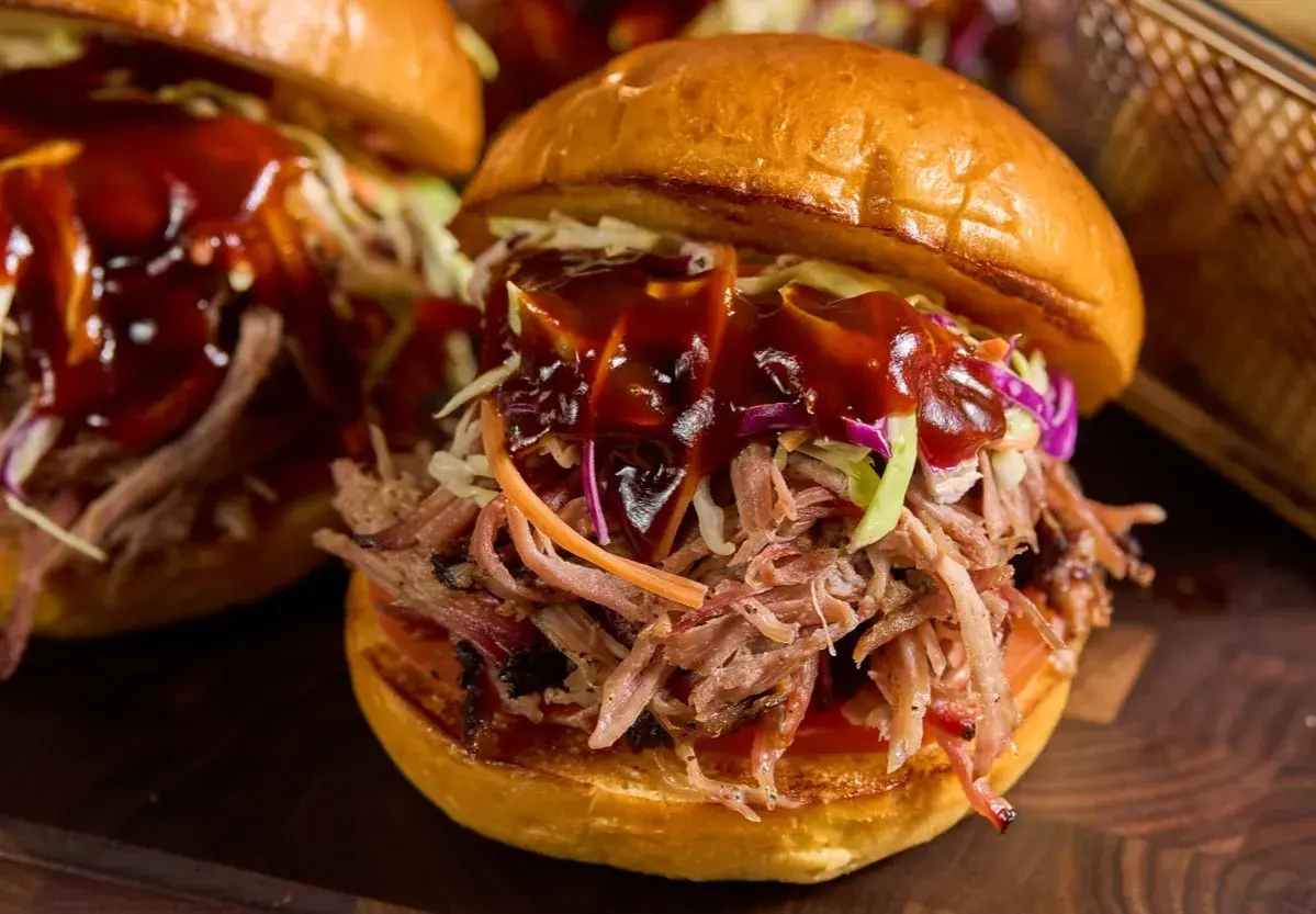 Saftig pulled pork kamado-burgare med krispig coleslaw och BBQ-sås. En riktig smakupplevelse!