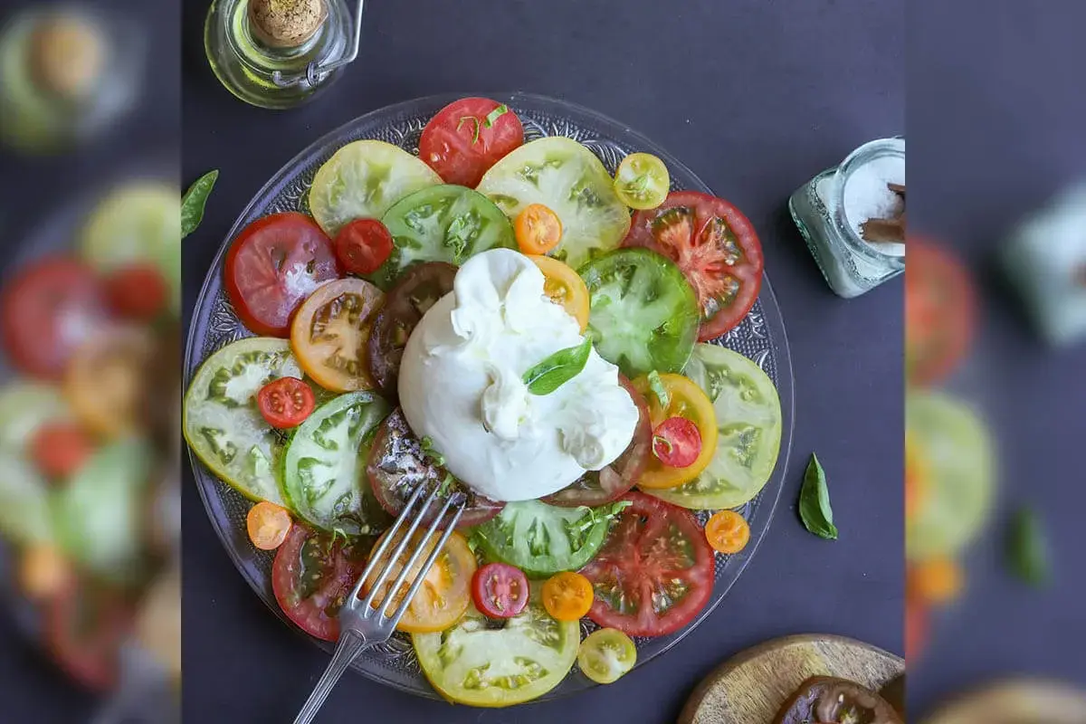 Bunter Tomatensalat mit cremiger Burrata. Ja, ist Burrata vegetarisch und ein Genuss!
