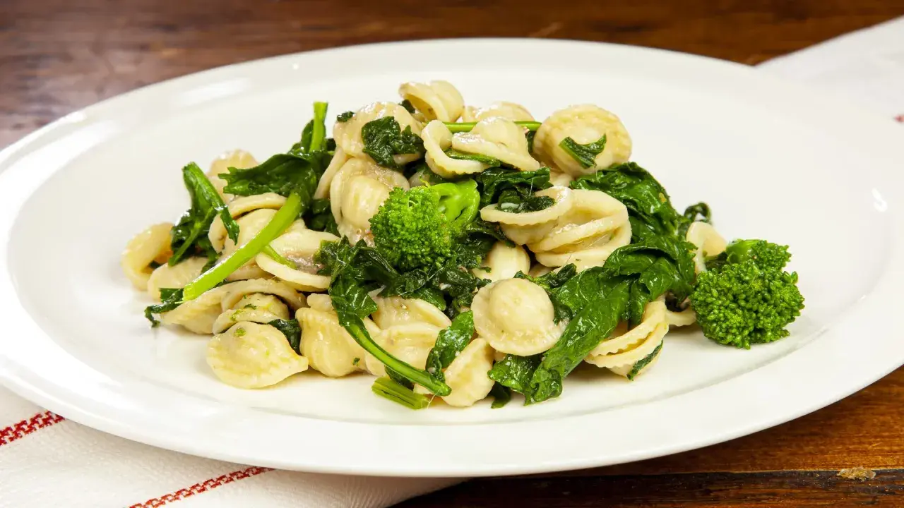 Orecchiette con cime di rapa, un classico piatto italiano. La ricetta orecchiette condimento è semplice e gustosa, perfetta per un pranzo veloce.