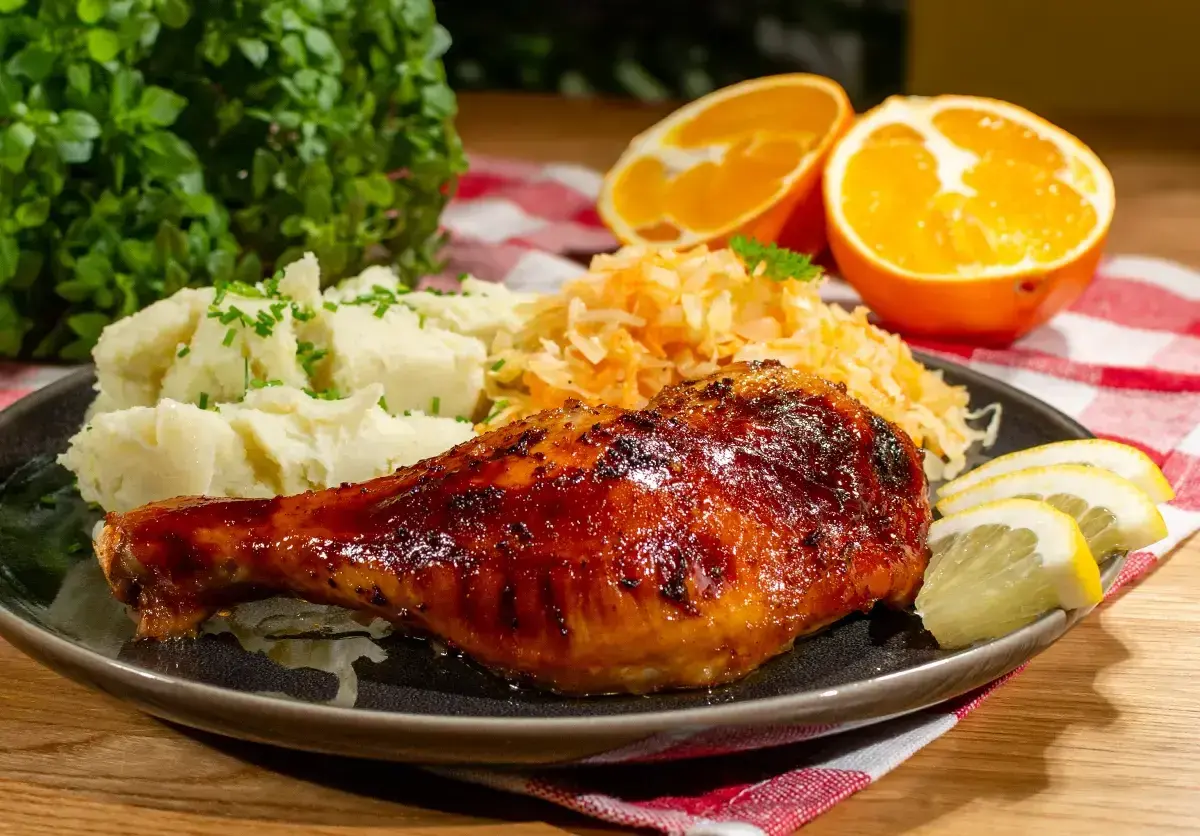 Apetyczne ćwiartki z kurczaka, purée ziemniaczane, surówka z kapusty i pomarańcze.