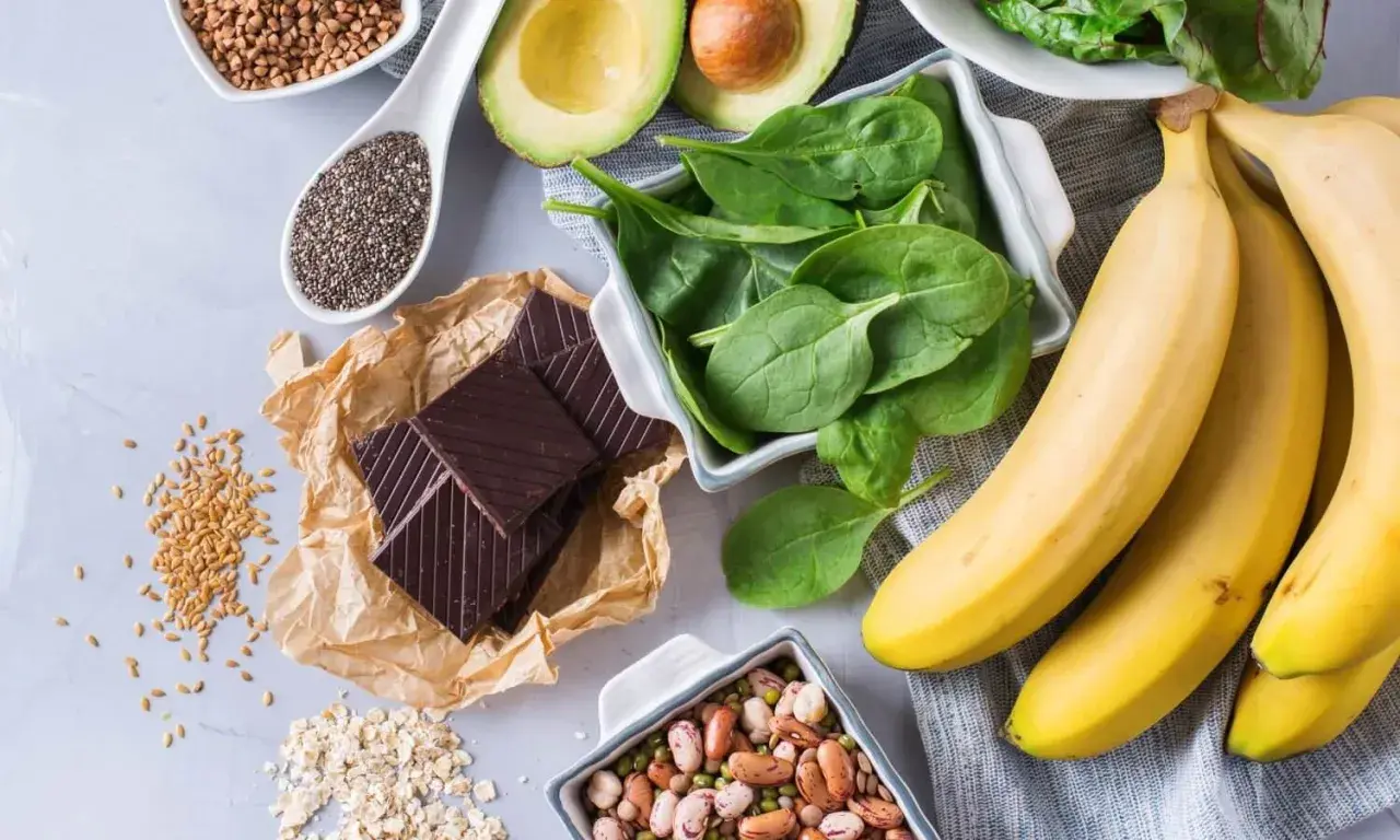 Bananen, Spinat, Avocado, Schokolade, Chiasamen und Bohnen – diese magnesiumhaltigen Lebensmittel sind eine gesunde Wahl.