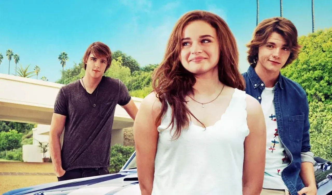 Elle, Noah i Lee – główna obsada The Kissing Booth – pozują na tle słonecznego dnia.