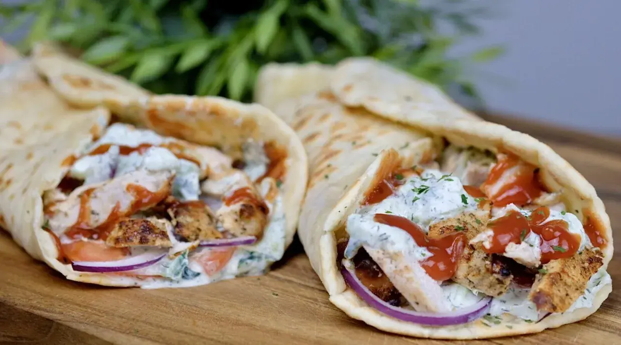 Dwa pyszne gyrosy z kurczakiem, warzywami i sosem, gotowe do podania. Idealny gyros przepis na szybki obiad.