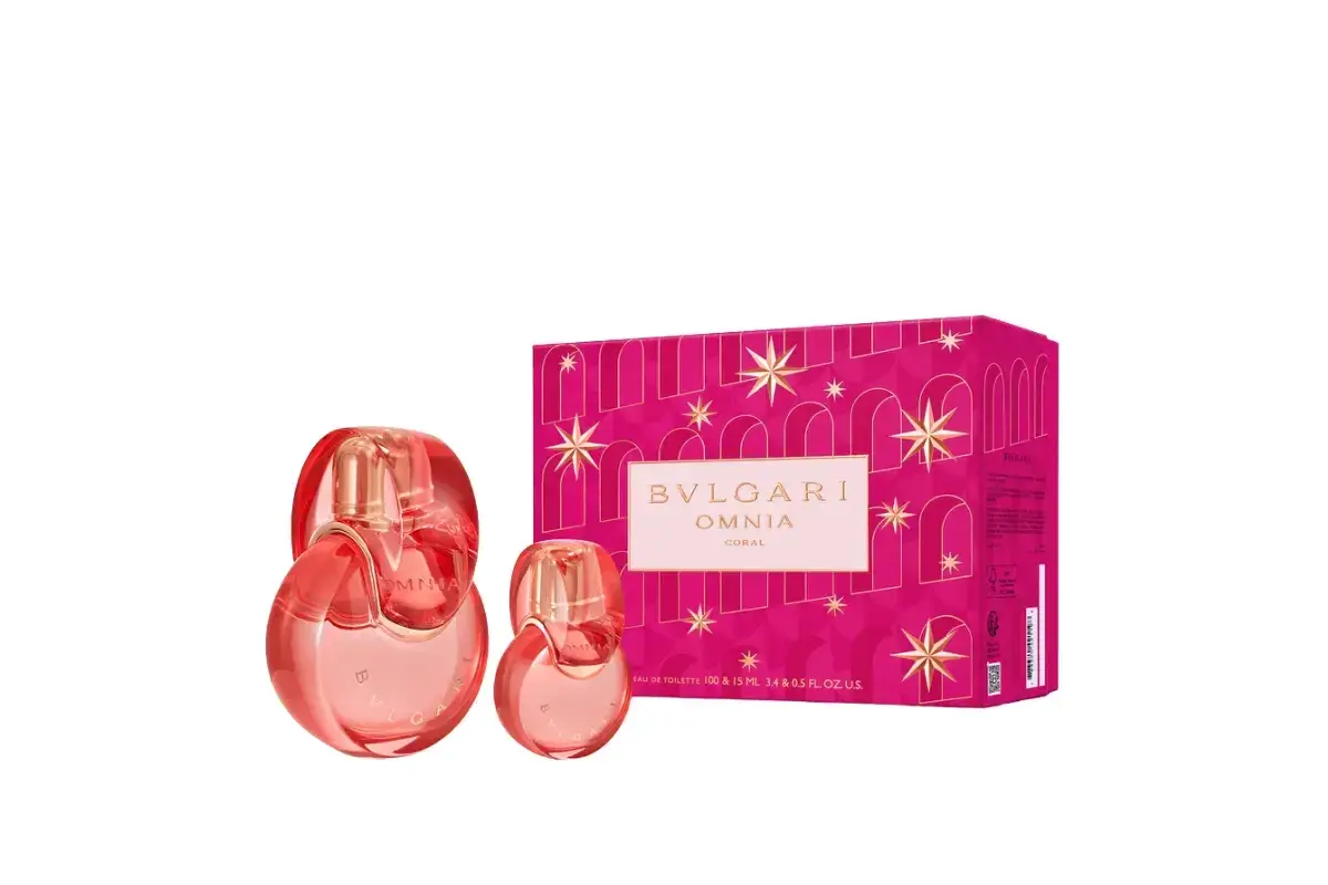 Dwa różowe flakoniki perfum Bvlgari Omnia Coral i ozdobne pudełko z gwiazdkami.