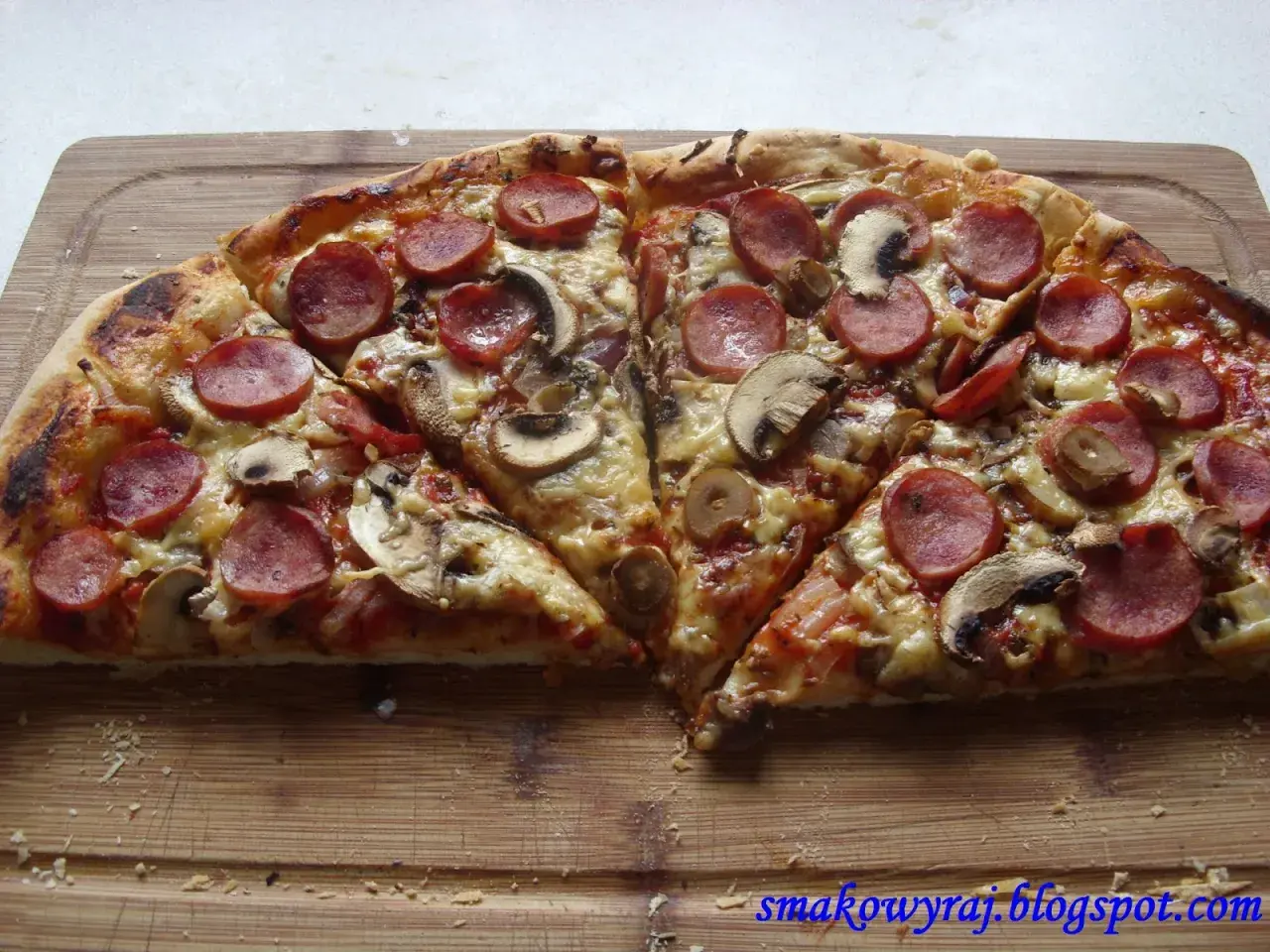 Domowa pizza: jak piec, by smakowała jak z pizzerii?