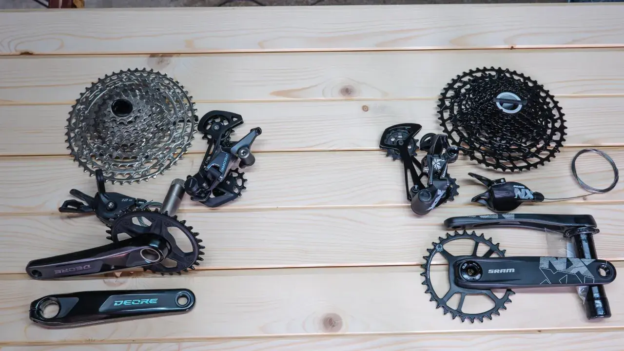 Porównanie grup osprzętu rowerowego: SRAM vs Shimano. Widoczne kasety, przerzutki, korby i manetki.
