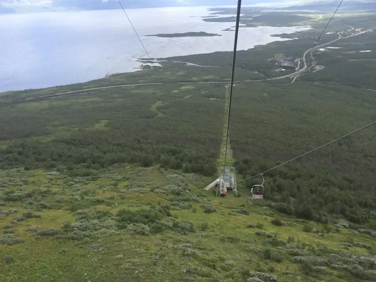 Vy från linbanan över Abiskos fjällandskap. Perfekt för en vandring i Abisko 3 dagar med fantastisk utsikt över sjö och skog.