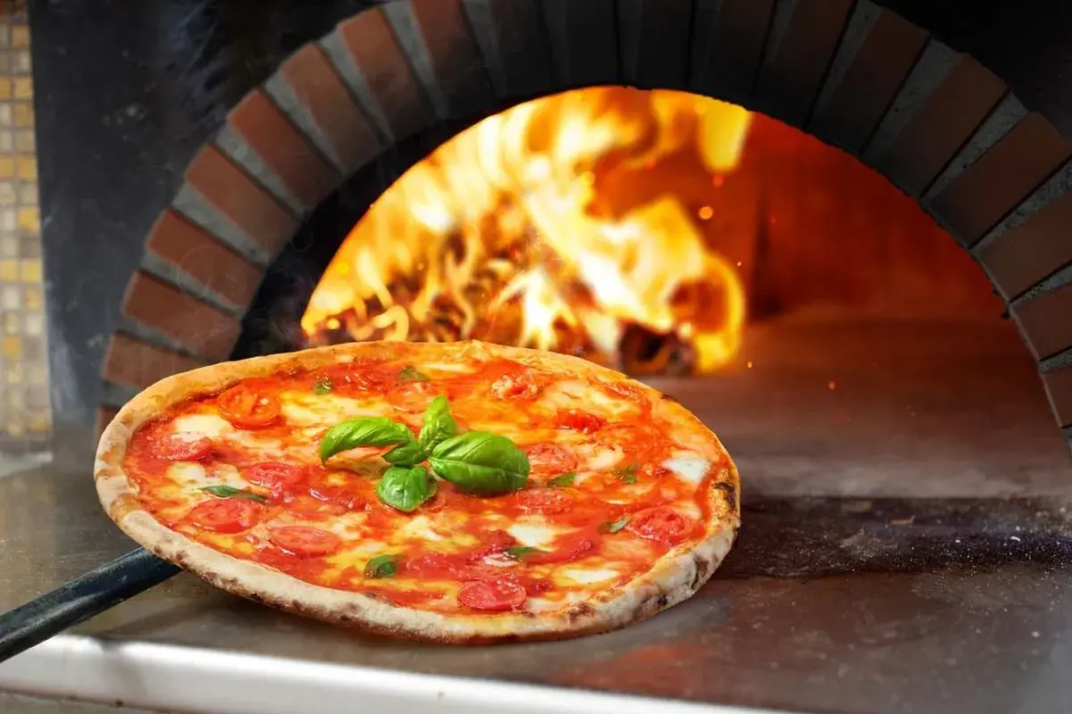 Ile waży pizza 32 cm? Zaskakujące różnice w wadze i kaloriach