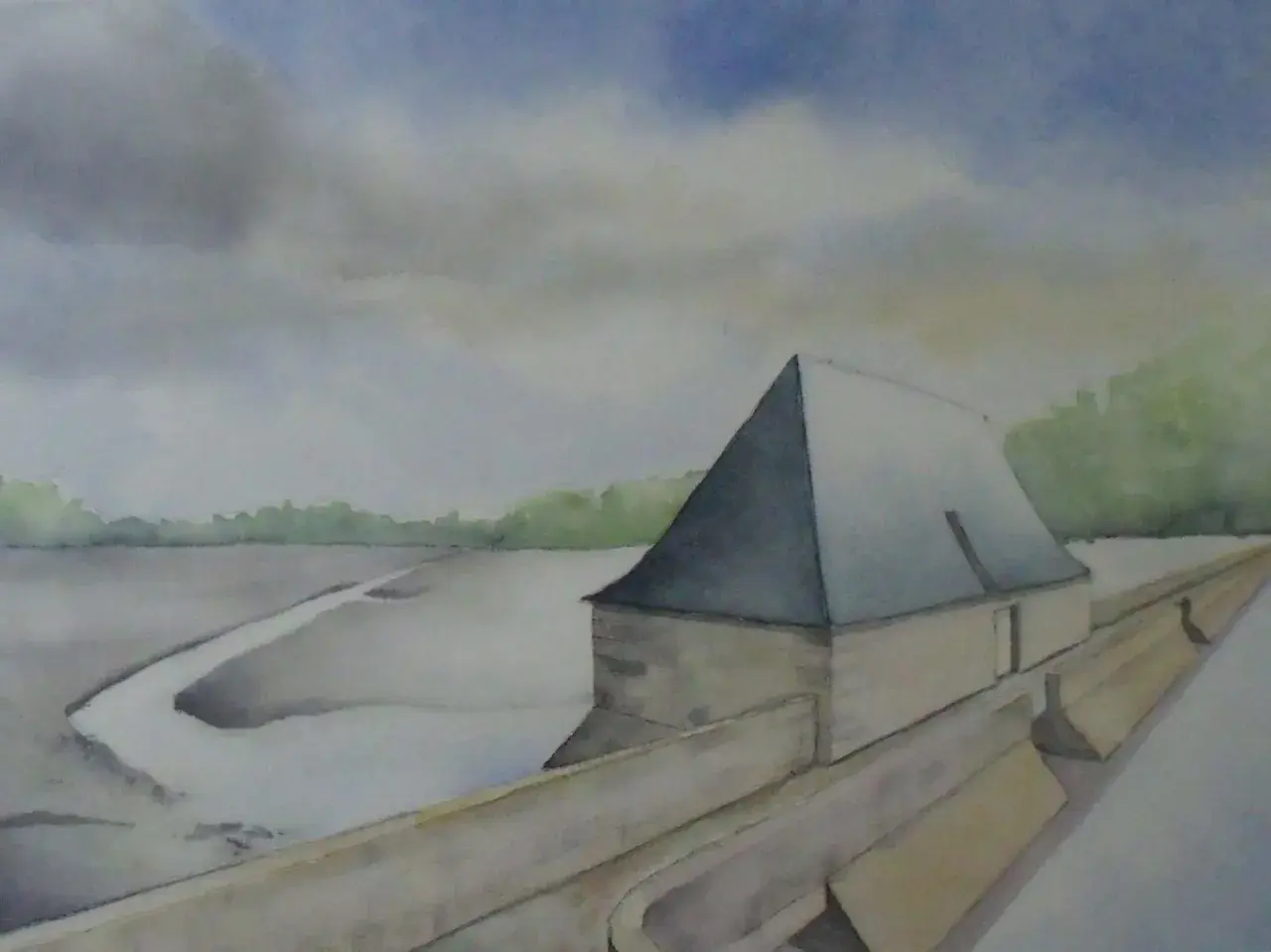 Aquarelle d'un bâtiment avec un toit pointu, au bord d'un plan d'eau sinueux, avec le bois du Henan en arrière-plan sous un ciel couvert.