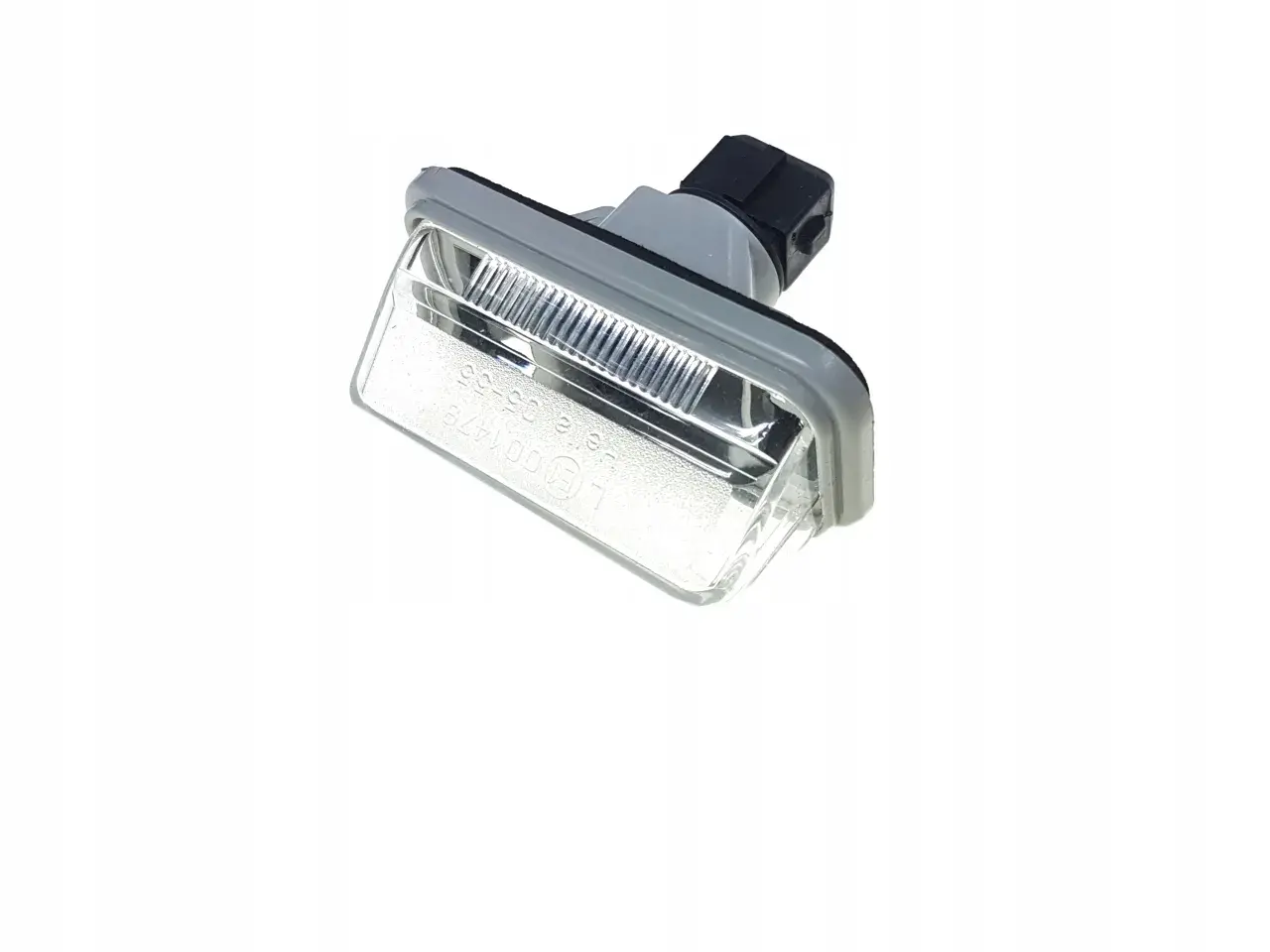 Lampa oświetlenia tablicy rejestracyjnej do Toyota Avensis T25. Gotowa do wymiany, by tablica była zawsze widoczna.