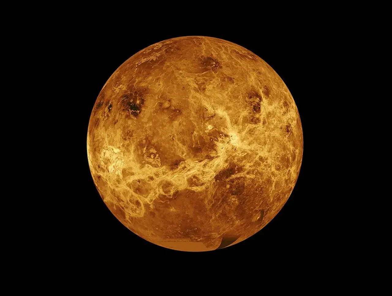 Pomarańczowa Wenus, planeta bez księżyców, w kosmicznej czerni.