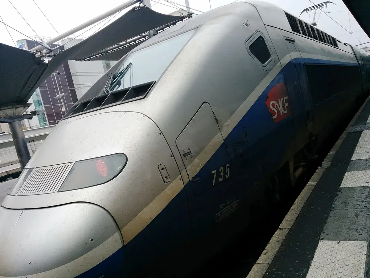 Tren TGV de la SNCF listo para salir hacia París. Su diseño aerodinámico y el número 735 en su costado anuncian un viaje rápido.