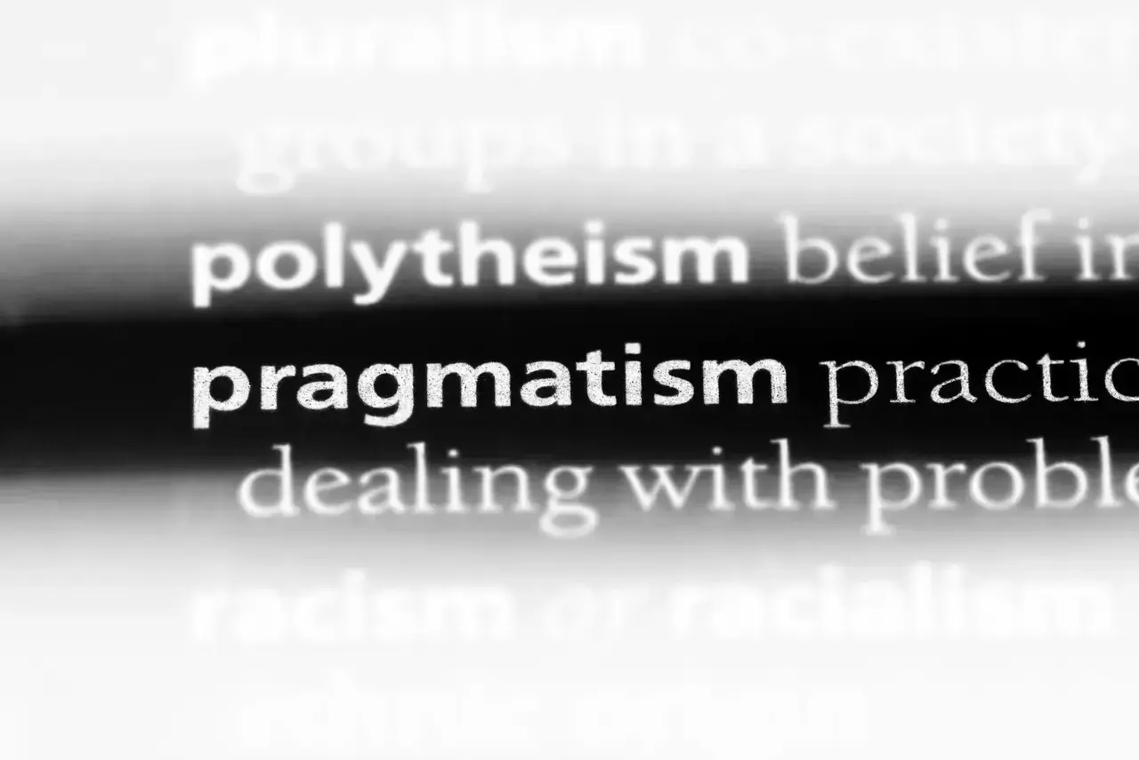 Pragmatyzm: praktyczne podejście do rozwiązywania problemów. Słowo "pragmatyzm" jest wyróżnione na czarnym tle.
