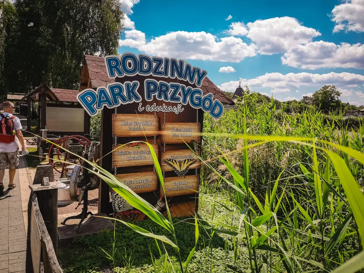 Rodzinny Park Przygód i Edukacji w Ostrowie Wielkopolskim, oferujący atlas grzybów, ścieżki edukacyjne i zagrody ze zwierzętami.
