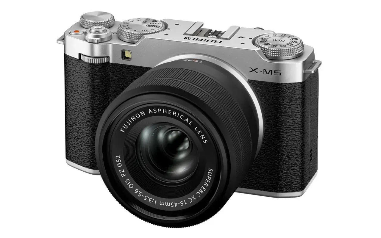 Srebrny aparat Fujifilm X-M5 z obiektywem Fujinon. Ten aparat Fujifilm pełna klatka jest gotowy do uchwycenia Twoich najlepszych ujęć.