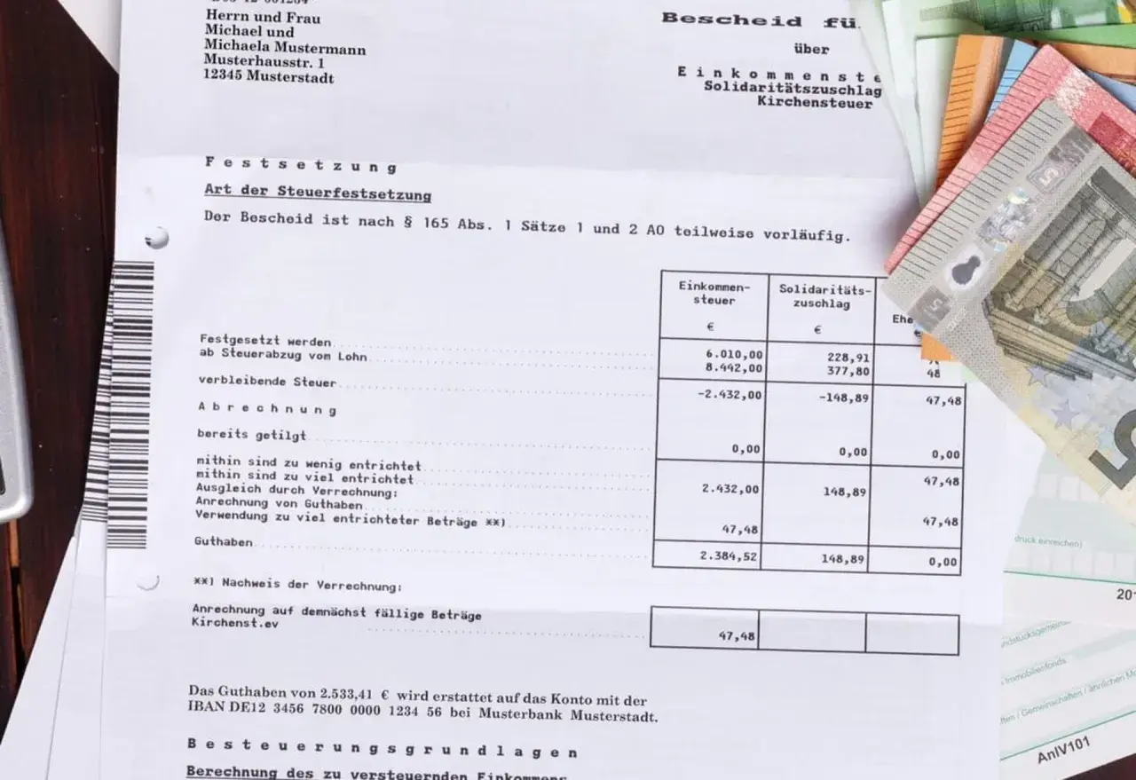 Steuerbescheid mit Geldscheinen. Eine Ratenzahlung ans Finanzamt ist hier nicht direkt ersichtlich, aber das Thema Steuern ist präsent.