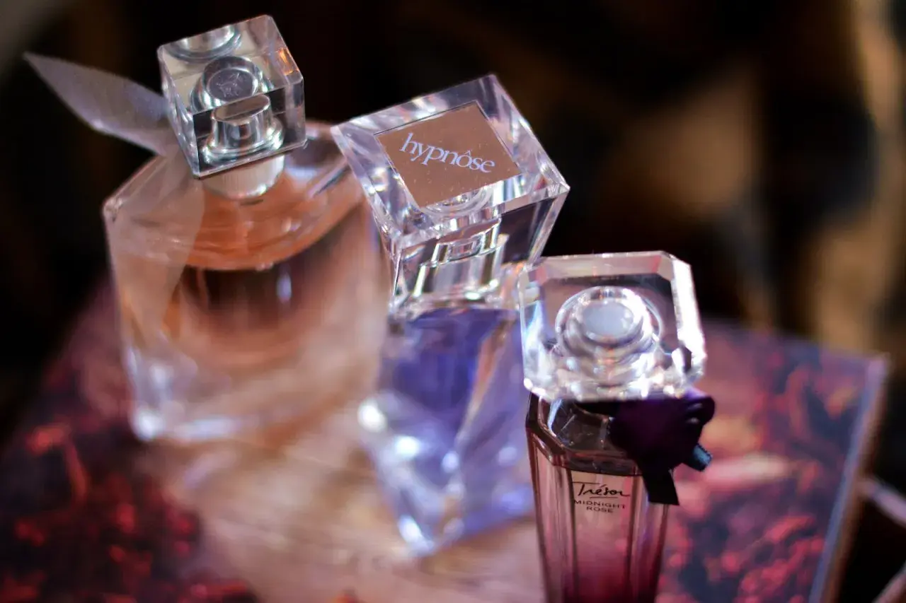 Trzy flakony perfum Lancôme: Hypnôse, Trésor Midnight Rose 75ml i jeden z różową wodą.