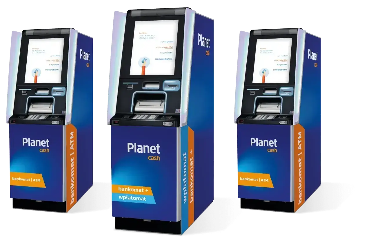 Trzy bankomaty Planet Cash. Jeden z nich oferuje wpłatomat, co pozwala na wygodne zarządzanie finansami.