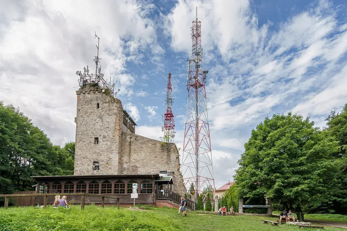 Kamienna wieża i dwie wysokie wieże telekomunikacyjne na szczycie Chełmiec.