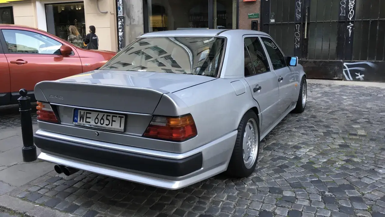 Silver Mercedes Hammer AMG, en klassiker på kullerstensgata.